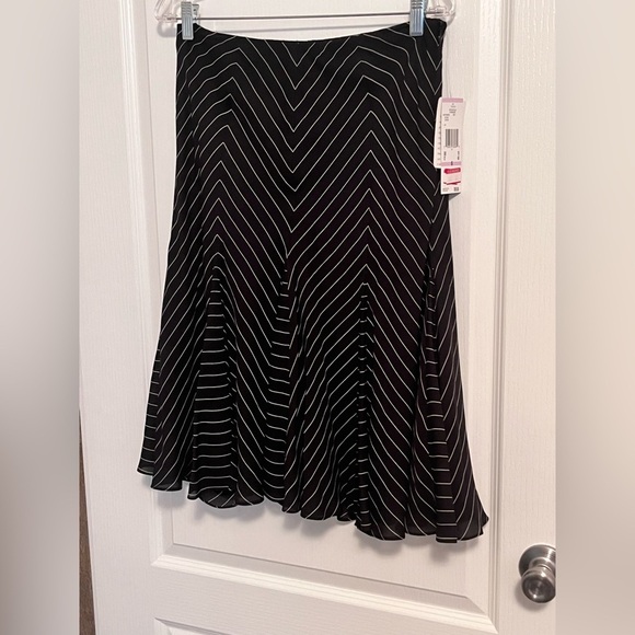 NWT AK Anne Klein Pin Striped skirt Sz 6 - Picture 3 of 5